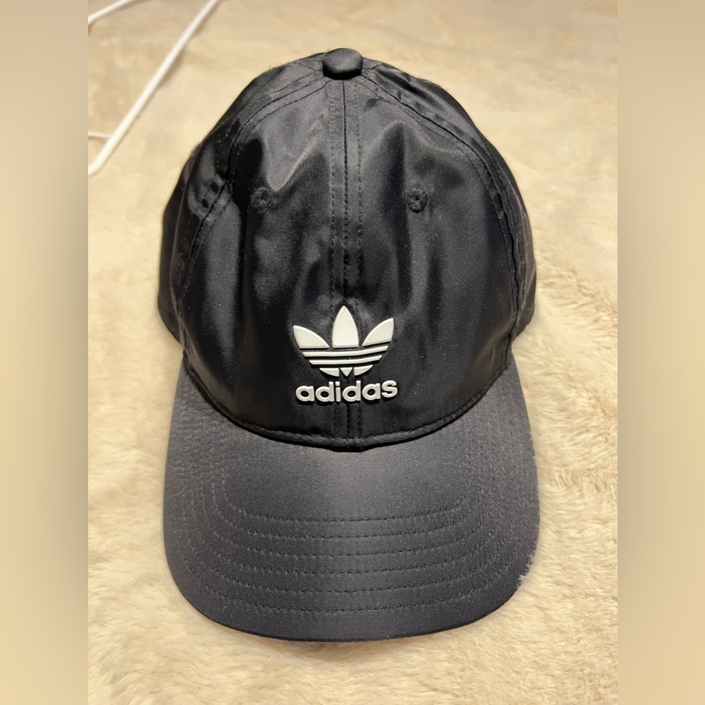 Shiny adidas’s hat ! Never worn !